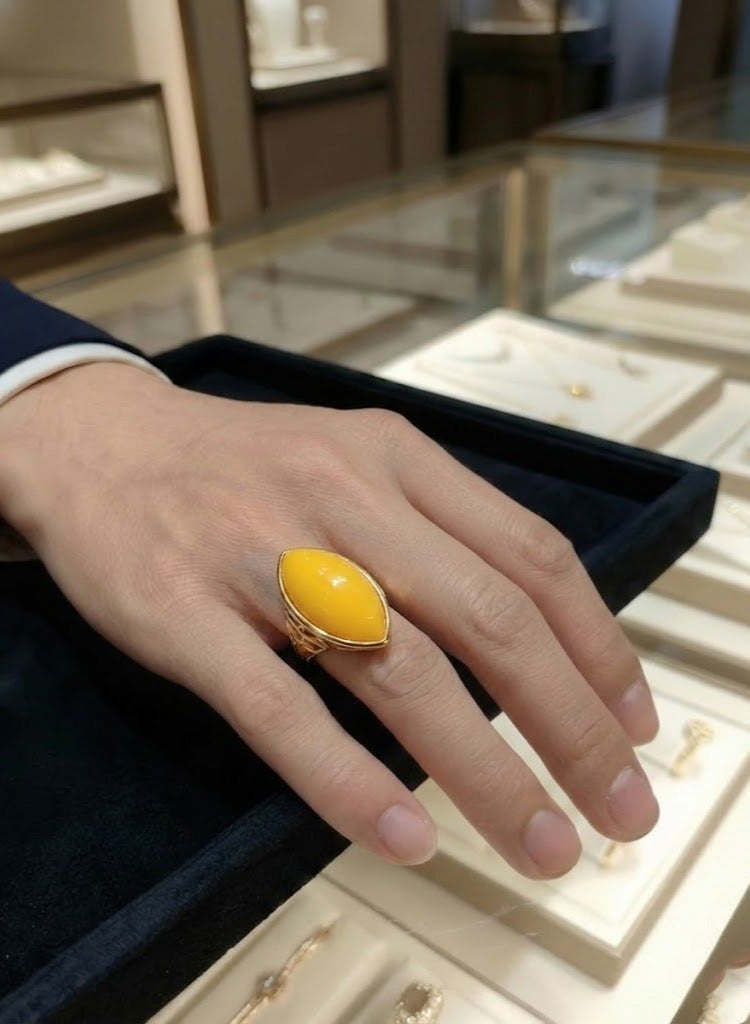 عام خاتم قابل للتعديل مصنوع من الكهرمان الصناعي على شكل زيتونة، مناسب للرجال والنساء. - Image 1